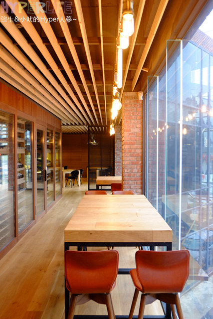 想大口吃肉大口喝酒?就到美術館綠園道旁《FORE restaurant》享受原木燒烤的獨有美食滋味吧!空間氣派寬敝適合多人聚餐或情侶用餐,目前有商業午餐新上市可嚐鮮~ @強生與小吠的Hyper人蔘~ FORE restaurant (6).jpg