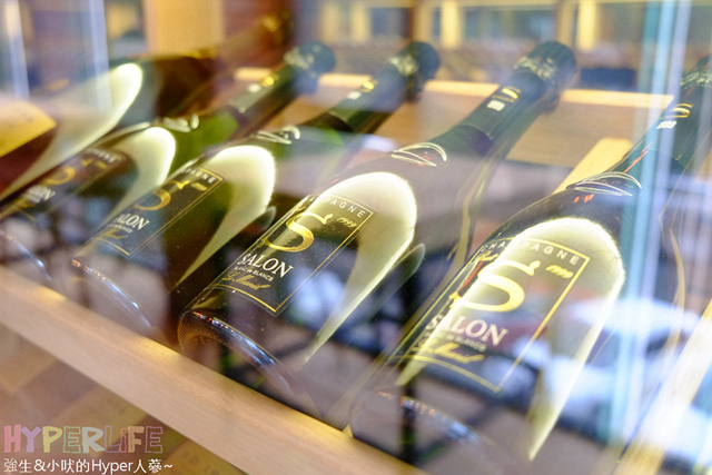 想大口吃肉大口喝酒?就到美術館綠園道旁《FORE restaurant》享受原木燒烤的獨有美食滋味吧!空間氣派寬敝適合多人聚餐或情侶用餐,目前有商業午餐新上市可嚐鮮~ @強生與小吠的Hyper人蔘~ FORE restaurant (7).jpg