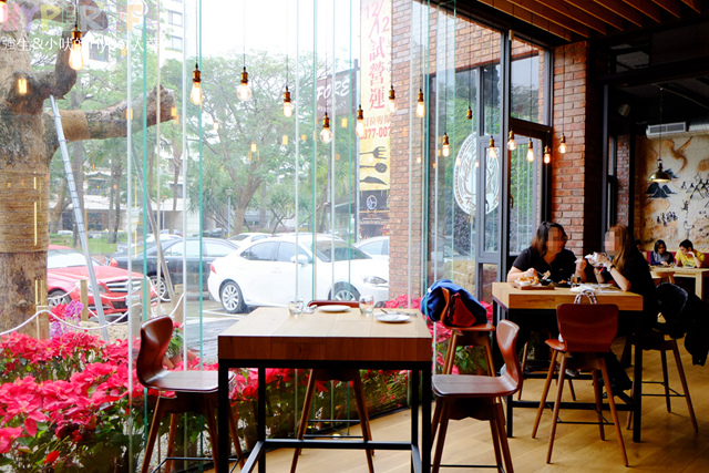 想大口吃肉大口喝酒?就到美術館綠園道旁《FORE restaurant》享受原木燒烤的獨有美食滋味吧!空間氣派寬敝適合多人聚餐或情侶用餐,目前有商業午餐新上市可嚐鮮~ @強生與小吠的Hyper人蔘~ FORE restaurant (8).jpg