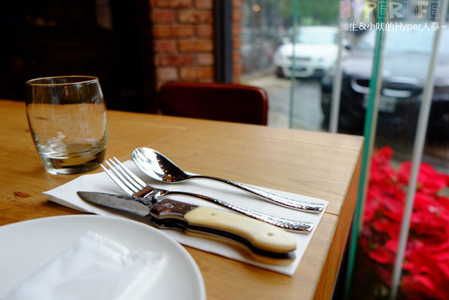 想大口吃肉大口喝酒?就到美術館綠園道旁《FORE restaurant》享受原木燒烤的獨有美食滋味吧!空間氣派寬敝適合多人聚餐或情侶用餐,目前有商業午餐新上市可嚐鮮~ @強生與小吠的Hyper人蔘~ FORE restaurant (11).jpg