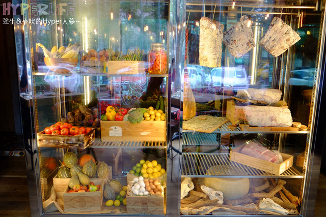 想大口吃肉大口喝酒?就到美術館綠園道旁《FORE restaurant》享受原木燒烤的獨有美食滋味吧!空間氣派寬敝適合多人聚餐或情侶用餐,目前有商業午餐新上市可嚐鮮~ @強生與小吠的Hyper人蔘~ FORE restaurant (9).jpg