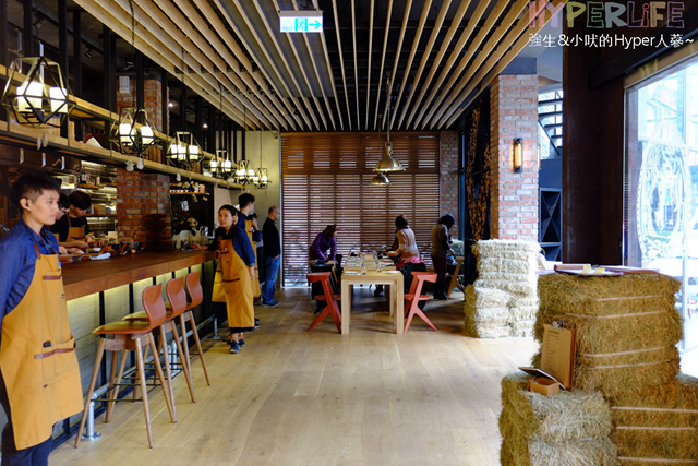 想大口吃肉大口喝酒?就到美術館綠園道旁《FORE restaurant》享受原木燒烤的獨有美食滋味吧!空間氣派寬敝適合多人聚餐或情侶用餐,目前有商業午餐新上市可嚐鮮~ @強生與小吠的Hyper人蔘~ FORE restaurant (13).jpg