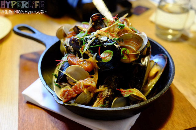 想大口吃肉大口喝酒?就到美術館綠園道旁《FORE restaurant》享受原木燒烤的獨有美食滋味吧!空間氣派寬敝適合多人聚餐或情侶用餐,目前有商業午餐新上市可嚐鮮~ @強生與小吠的Hyper人蔘~ FORE restaurant (18).jpg