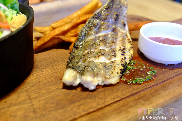 想大口吃肉大口喝酒?就到美術館綠園道旁《FORE restaurant》享受原木燒烤的獨有美食滋味吧!空間氣派寬敝適合多人聚餐或情侶用餐,目前有商業午餐新上市可嚐鮮~ @強生與小吠的Hyper人蔘~ FORE restaurant (28).jpg