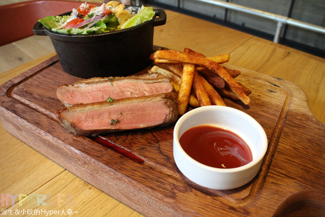 想大口吃肉大口喝酒?就到美術館綠園道旁《FORE restaurant》享受原木燒烤的獨有美食滋味吧!空間氣派寬敝適合多人聚餐或情侶用餐,目前有商業午餐新上市可嚐鮮~ @強生與小吠的Hyper人蔘~ FORE restaurant (29).jpg