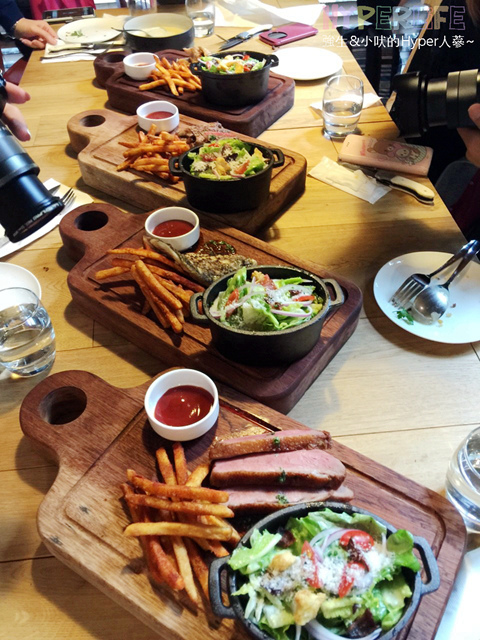 想大口吃肉大口喝酒?就到美術館綠園道旁《FORE restaurant》享受原木燒烤的獨有美食滋味吧!空間氣派寬敝適合多人聚餐或情侶用餐,目前有商業午餐新上市可嚐鮮~ @強生與小吠的Hyper人蔘~ FORE restaurant (32).jpg