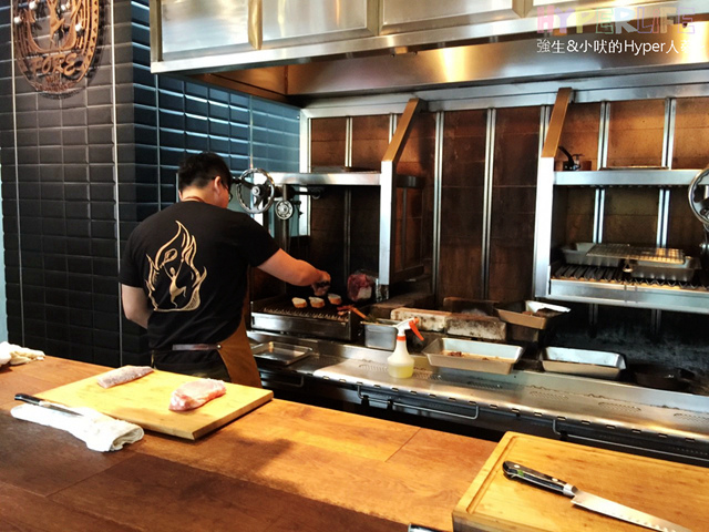 想大口吃肉大口喝酒?就到美術館綠園道旁《FORE restaurant》享受原木燒烤的獨有美食滋味吧!空間氣派寬敝適合多人聚餐或情侶用餐,目前有商業午餐新上市可嚐鮮~ @強生與小吠的Hyper人蔘~ FORE restaurant (33).jpg