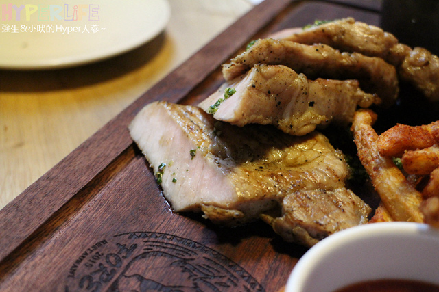 想大口吃肉大口喝酒?就到美術館綠園道旁《FORE restaurant》享受原木燒烤的獨有美食滋味吧!空間氣派寬敝適合多人聚餐或情侶用餐,目前有商業午餐新上市可嚐鮮~ @強生與小吠的Hyper人蔘~ FORE restaurant (35).jpg