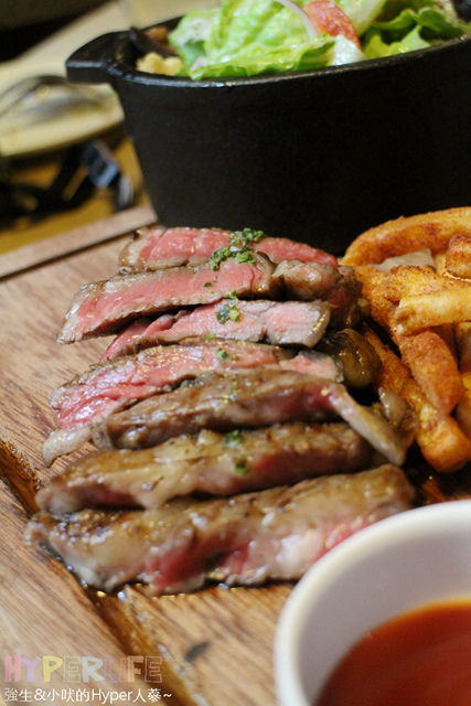 想大口吃肉大口喝酒?就到美術館綠園道旁《FORE restaurant》享受原木燒烤的獨有美食滋味吧!空間氣派寬敝適合多人聚餐或情侶用餐,目前有商業午餐新上市可嚐鮮~ @強生與小吠的Hyper人蔘~ FORE restaurant (36).jpg