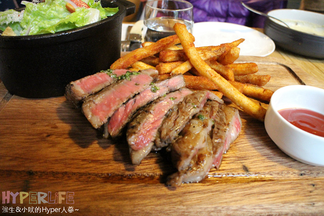 想大口吃肉大口喝酒?就到美術館綠園道旁《FORE restaurant》享受原木燒烤的獨有美食滋味吧!空間氣派寬敝適合多人聚餐或情侶用餐,目前有商業午餐新上市可嚐鮮~ @強生與小吠的Hyper人蔘~ FORE restaurant (34).jpg