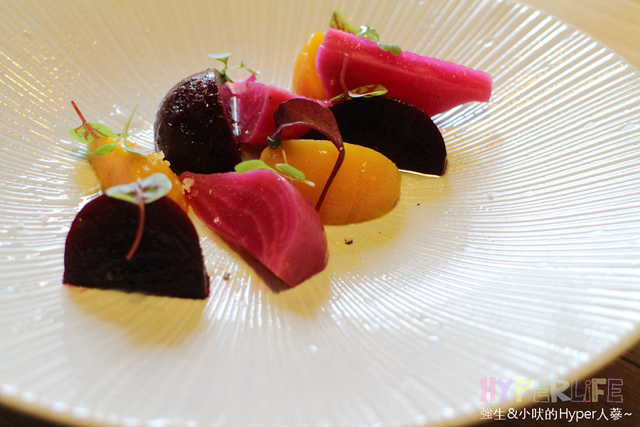 想大口吃肉大口喝酒?就到美術館綠園道旁《FORE restaurant》享受原木燒烤的獨有美食滋味吧!空間氣派寬敝適合多人聚餐或情侶用餐,目前有商業午餐新上市可嚐鮮~ @強生與小吠的Hyper人蔘~ FORE restaurant (37).jpg