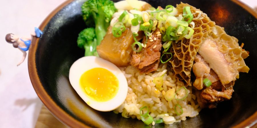 初川食堂 – 台中公益路之正宗四川麻辣麵食，有麻辣魂的儘管來挑戰！牛肉三寶麵、乾拌麵、雞排飯都讓人想到就流口水